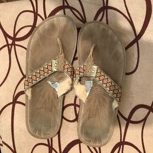 Ugg flip flops size 10